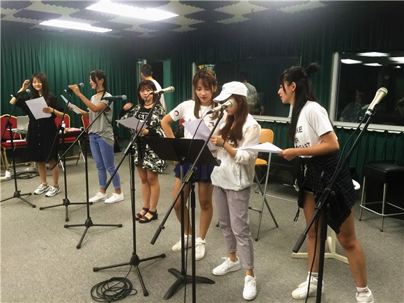 SING女团海选征程继续 与谭咏麟同台开唱ing