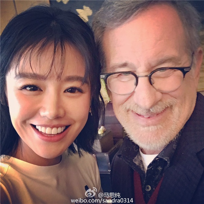 马思纯助阵《圆梦巨人》首映礼 与斯皮尔伯格热聊玩自拍