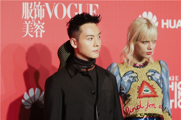 陈伟霆受邀出席《Vogue》庆祝派对 即兴表演引爆全场高潮