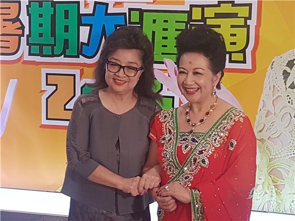 薜家燕出席艺术中心暑期大汇演
徐小鳯
现身支持