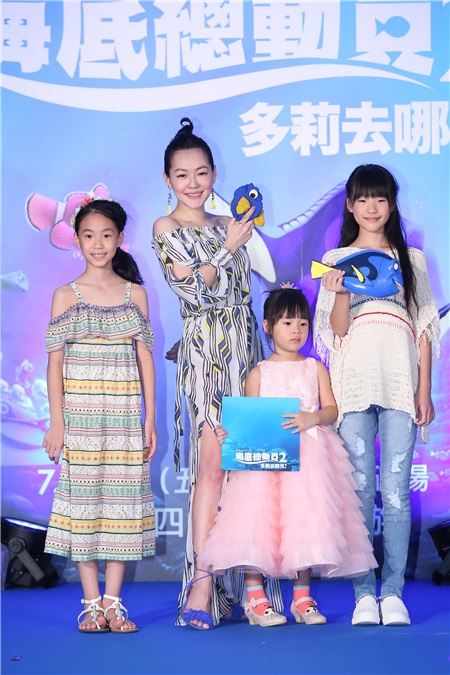 〈Yes 台北现场〉小S携三个女儿亮相首映  直呼为多莉吃尽苦头