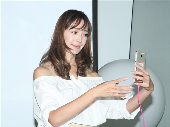 李玉玺与王心恬出席PhotoGrid猎豹科技进驻台湾记者会