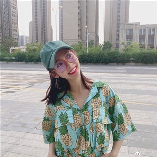 邢菲晒甜美自拍照 示范夏日元气减龄穿搭