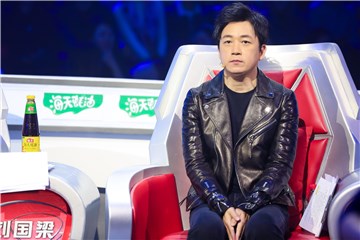 潘粤明坐姿宛如小学生