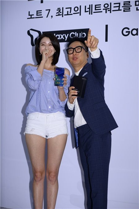 朴明秀与Hello Venus娜拉出席三星发布活动