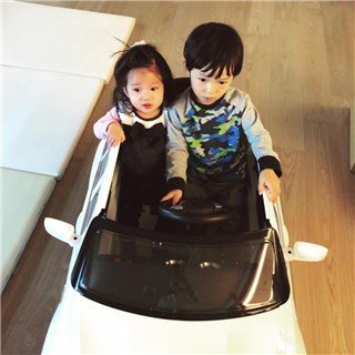 隋棠的儿子年纪小小就会撩妹 开车载妹也太可爱