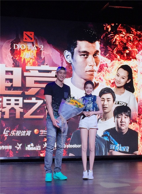 汪小敏出席电竞跨界之夜 现场献花林书豪