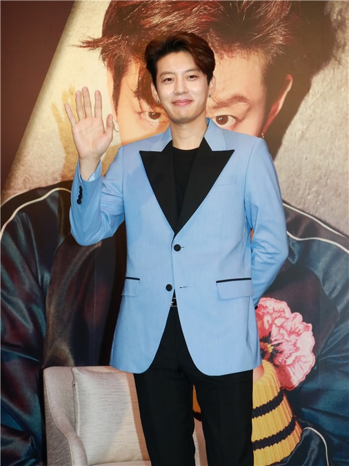 SE7EN崔东旭举行迷你专辑《I AM SE7EN》发布会