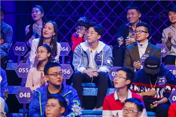 王子润,一个坐在情侣中间的男子