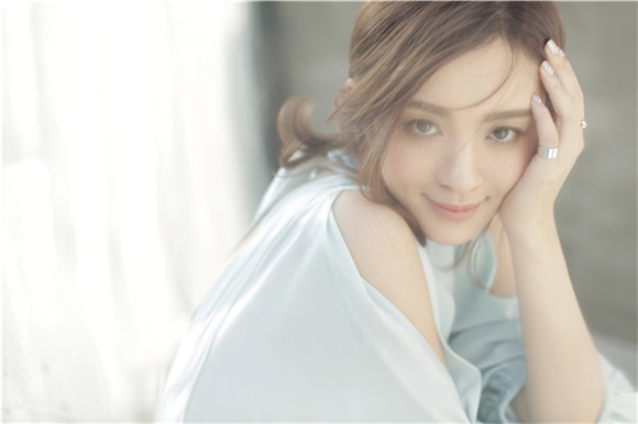 王晓晨知性装扮优雅清新 戏路多样获人气
