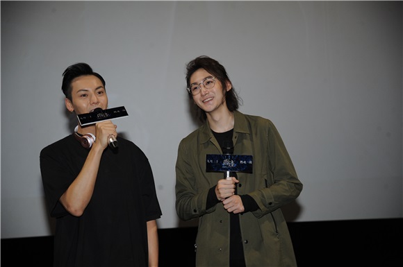 汪铎镜框造型出席《爵迹》上海见面会 陈伟霆挂耳机嘻哈风型格潮男