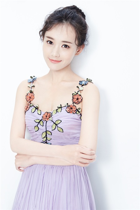 「新黄蓉」李一桐最新写真曝光  紫色长裙仙气足