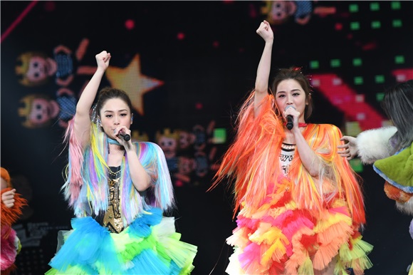 Twins上海演唱会万人大合唱 粉红闺蜜装仙女下凡