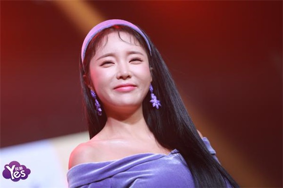 〈Yes 首尔现场〉洪真英举办单曲《走好》SHOW CASE正式回归