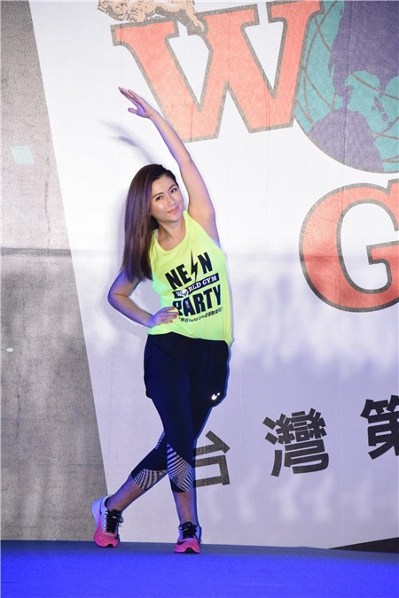SHE出席有氧荧光派对与千人一起大跳暖身操