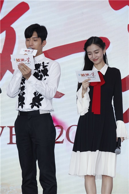 Angelababy与井柏然借位拥吻比爱心 呲牙咧嘴小表情不断一脸暧昧