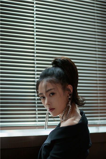张天爱黑色礼服露香肩 大长腿吸睛满分