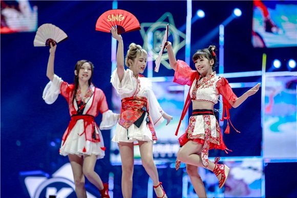 SING女团连连获奖 与李宇春林志炫同场闪耀广州