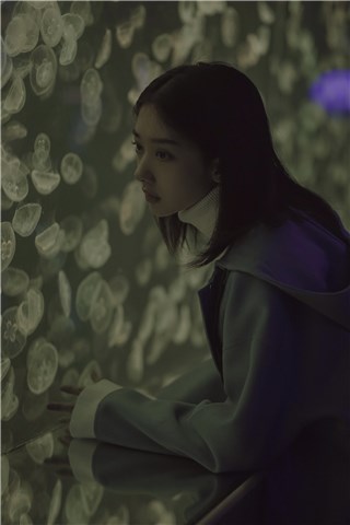 王影璐海洋蓝梦幻写真 散发清冷忧郁气质