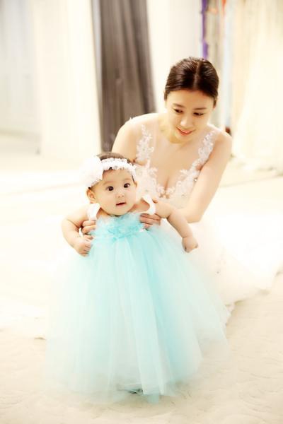 贾静雯咘咘试亲子婚纱 大小公主美呆众人
