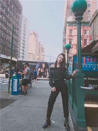 李毓芬化身时尚编辑前进纽约 巧遇李易峰两人穿搭变CP