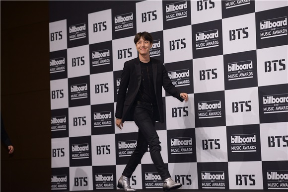 BTS Billboard获奖纪念记者会 Jin世界级帅脸获认证
