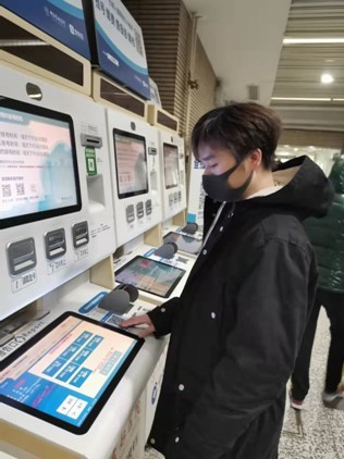 舒嘉颖现身北京中日友好医院