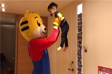 黑人穿巧虎装逗儿子 累瘫样跌坐软垫