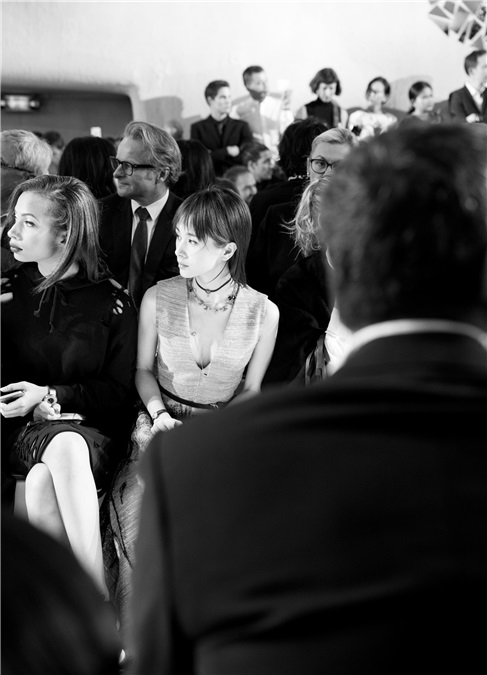 王子文亚麻壁画长裙气质非凡 巴黎秀场浪漫出彩