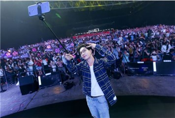 青年演员张艺兴登台引粉丝尖叫
