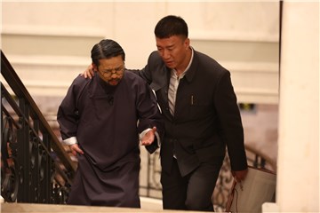 孙红雷与管家窃窃私语
