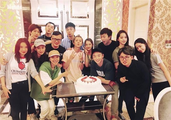 范丞丞凌晨晒跑男庆生照 图中两大亮点一次看饱