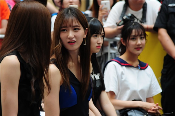 《贴身校花》粉丝见面会 SNH48萌妹子携朱元冰、赵顺然大玩自拍