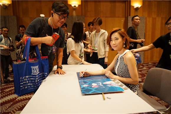 泳儿发烧碟演示及签唱会