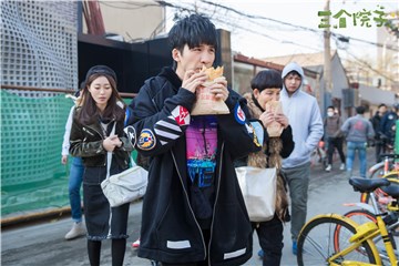 大张伟母子俩院子第一餐吃煎饼