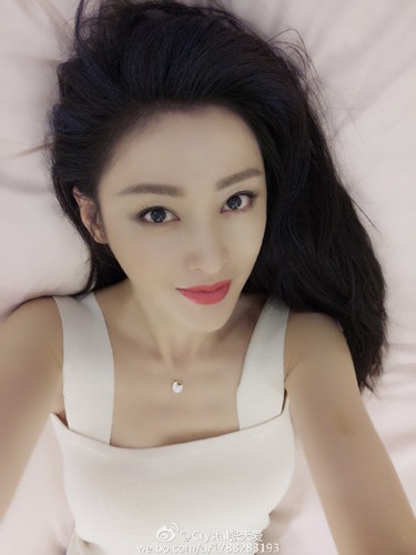 张天爱晒美美自拍 被发现胳膊有淤青