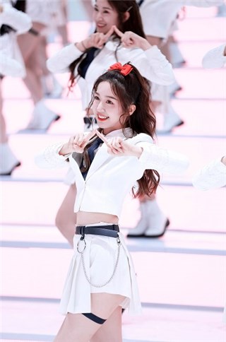 伍雅露登上《创造营2020》巅峰之夜 少女尽显热情光芒