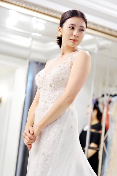 贾静雯咘咘试亲子婚纱 大小公主美呆众人