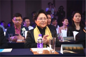 现场嘉宾聆听发言