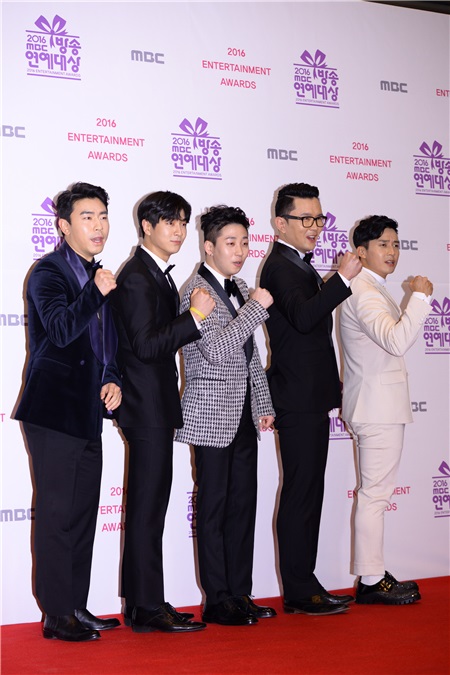 刘在石、HAHA、郑俊河等一同走上「2016 MBC放送演艺大赏」红毯