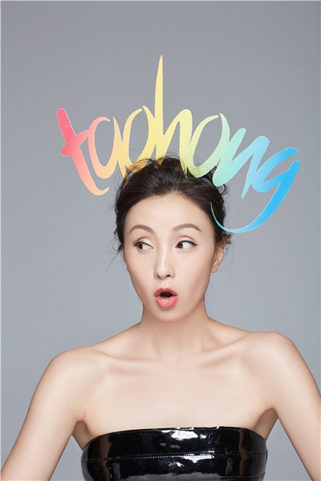 小陶虹俏皮九连拍 眼波流转萌态尽显
