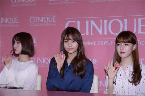 Clinique举办签名会 GFriend集体清纯亮相