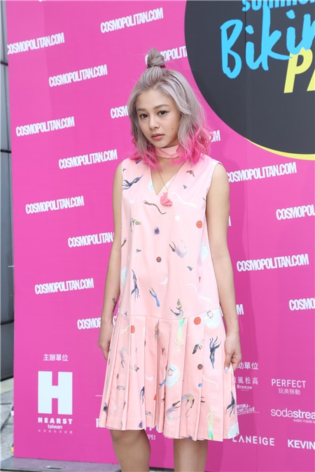 张智成、BOii、郭晓晓等出席柯梦波丹粉红泳池比基尼派对