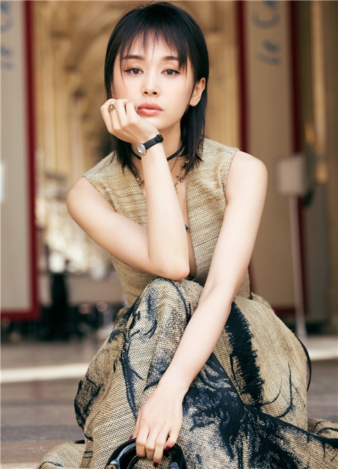 王子文亚麻壁画长裙气质非凡 巴黎秀场浪漫出彩