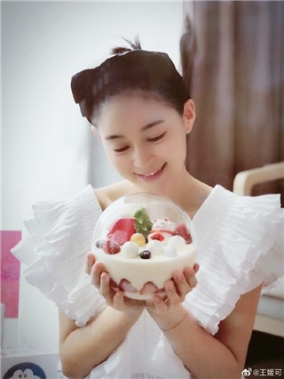 甜蜜满分！王媛可生日狂收蛋糕自侃变胖十斤