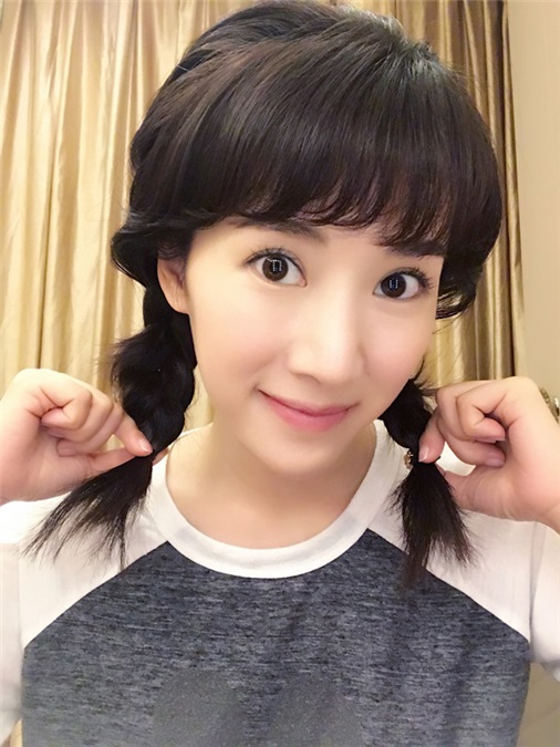 李念扎麻花辫似少女 被调侃「吃了防腐剂」