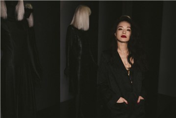 舒淇亮相SAINT LAURENT时尚展开幕 红唇卷发诠释慵懒吸烟装美学