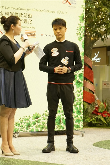 李克勤和高锟
出席脑退化症慈善活动