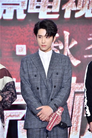 张新成格纹西装现身秋推会 2020年三剧待播引期待