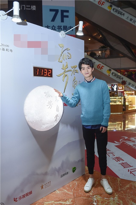 胡文喆《孤芳》耿直护主萌翻众人 呆萌担当花式解锁「点灯」新姿势